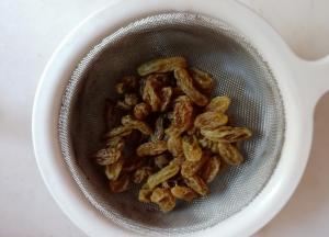 葡萄干先用温水泡软，沥干，用厨房纸吸干水分。