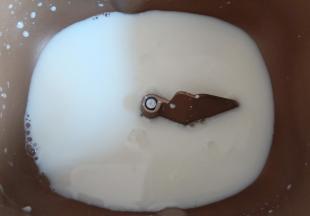 面包机放入纯牛奶。