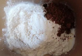 再放入高筋面粉，对角放盐和红糖，中间挖个洞放入酵母。