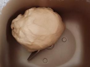 启动面包机揉面程序15分钟。