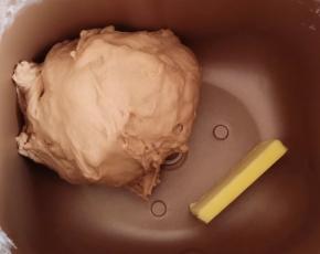 再加入黄油继续揉15分钟。