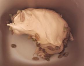 最后一分钟加入葡萄干揉匀即可。