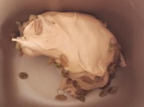 最后一分钟加入葡萄干揉匀即可。