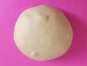 面团取出盖保鲜膜松弛十分钟。