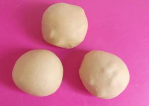 松弛好的面团分成三份。