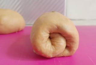 从下往上卷起来，收口朝下。