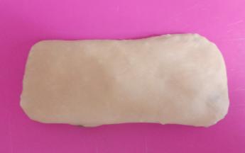 第二次擀卷：将面团按扁