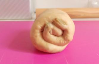 从上往下卷起来。