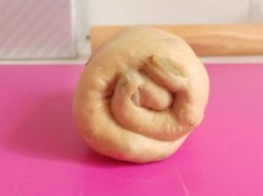 从上往下卷起来。