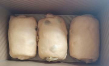 三个面团依次擀好放入模具。