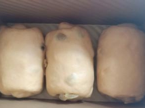 三个面团依次擀好放入模具。