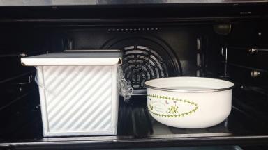 入烤箱发酵，里面放碗温水保湿。