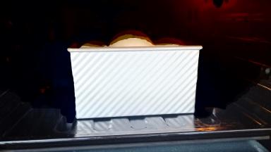 入预热好的烤箱170度最底层烤45分钟，10分钟左右注意加盖锡纸。