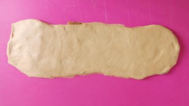 擀成长条状，边缘按薄。