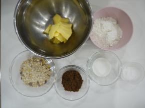 准备好所需的材料。