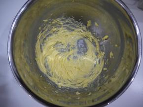 黄油室温软化，用电动打蛋器高速打发至顺滑状态。