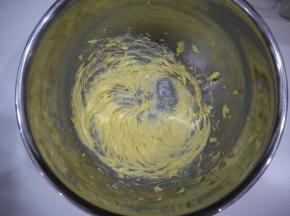 黄油室温软化，用电动打蛋器高速打发至顺滑状态。