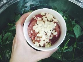 猪扒切成条，蒜剁蓉