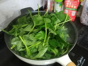 放入沥干水分的番薯叶