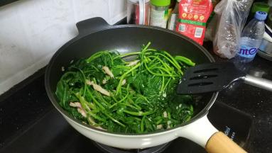 放入盐翻炒至熟透即可