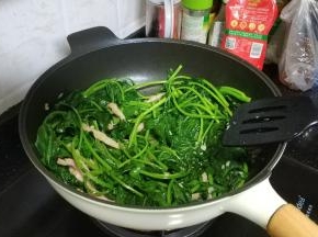 放入盐翻炒至熟透即可