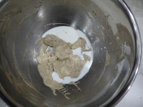 加入室温的牛奶，牛奶要分2-3次加入，每次加入后要搅拌吸收了再加第二次的牛奶，防止水油分离。