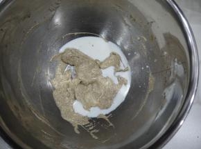 加入室温的牛奶，牛奶要分2-3次加入，每次加入后要搅拌吸收了再加第二次的牛奶，防止水油分离。