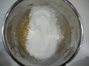 加入过筛的低筋面粉，用刮刀搅拌至无干粉即可。