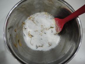 把燕麦片和椰蓉一起加入到面糊中，搅拌均匀。今天使用的燕麦里面有坚果和葡萄干，建议把葡萄干切半后再用。