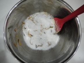 把燕麦片和椰蓉一起加入到面糊中，搅拌均匀。今天使用的燕麦里面有坚果和葡萄干，建议把葡萄干切半后再用。
