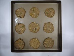 准备一个勺子，挖出饼干面糊，尽量每个重量在20g左右。然后放在烤盘里，用勺子压平，约3mm厚。