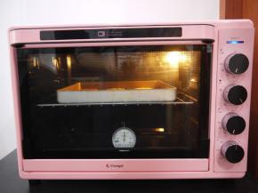 烤箱预热，上下火170度，中层烘烤15-20分钟。