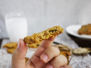 烤好后的饼干取出晾凉即可食用，这款燕麦饼干吃起来非常香脆还带有一点点的椰子香。