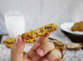 烤好后的饼干取出晾凉即可食用，这款燕麦饼干吃起来非常香脆还带有一点点的椰子香。