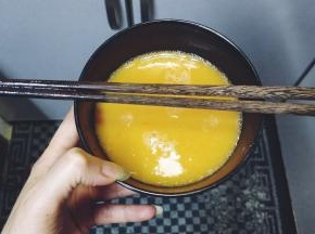 鸡蛋三个放盐和水打散