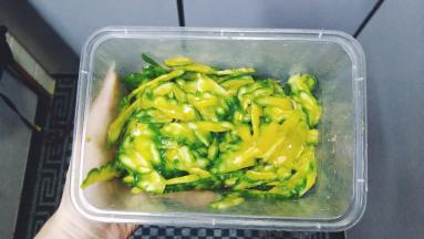 苦瓜一根去籽切片，放入蛋液里拌均匀