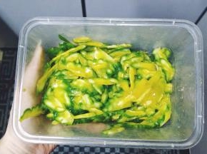 苦瓜一根去籽切片，放入蛋液里拌均匀