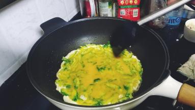 锅里热油，倒入鸡蛋混合液铺平