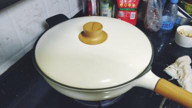 盖上盖子焖2分钟