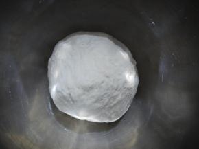 首先制作冷藏老面面团，将老面面团的所有材料混合在一起，搅拌成团即可，无需揉的很光滑。先放在室温26-29度发酵1个小时，然后放入冰箱5度左右冷藏发酵20-24小时，备用。