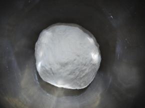 首先制作冷藏老面面团，将老面面团的所有材料混合在一起，搅拌成团即可，无需揉的很光滑。先放在室温26-29度发酵1个小时，然后放入冰箱5度左右冷藏发酵20-24小时，备用。