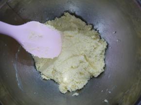 制作椰蓉馅，将黄油室温软后，用电动打蛋器搅拌成顺滑状，然后加入糖粉搅拌均匀，接着加入椰蓉混合拌匀，最后加入牛奶搅拌均匀即可，放在冰箱冷藏备用。