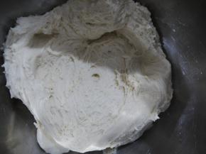 发酵好的老面面团体积增大，撕开能看到里面的组织成网状。