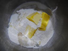 将冷藏发酵完的老面面团取出，切成小块。将椰蓉以外的所有材料放入搅拌缸中搅拌，先低速把材料混合，再开高速搅拌面团至表面光滑，能拉出较薄的膜。