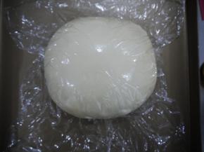 打好的面团放入烤盘，盖保鲜膜进行基本发酵80分钟。