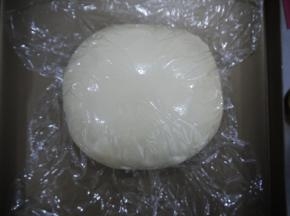 打好的面团放入烤盘，盖保鲜膜进行基本发酵80分钟。