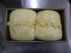 发酵至模具的9分满，刷上蛋液，用刀片在吐司表面划一刀，再撒上椰蓉。