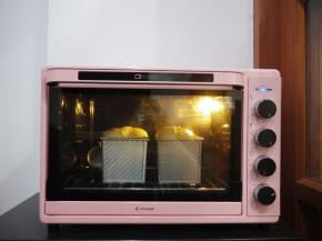 烤箱预热，上下火190度，放在烤箱最下层烘烤35分钟左右。