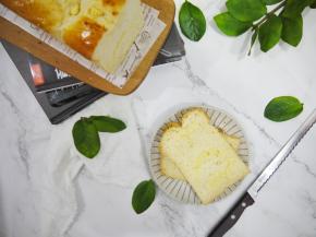 烤好后立刻取出脱模晾凉。切片就可以吃咯，很软很好吃哦。