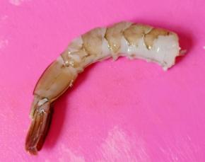 剥壳，为了美观留下尾部最后一节，。